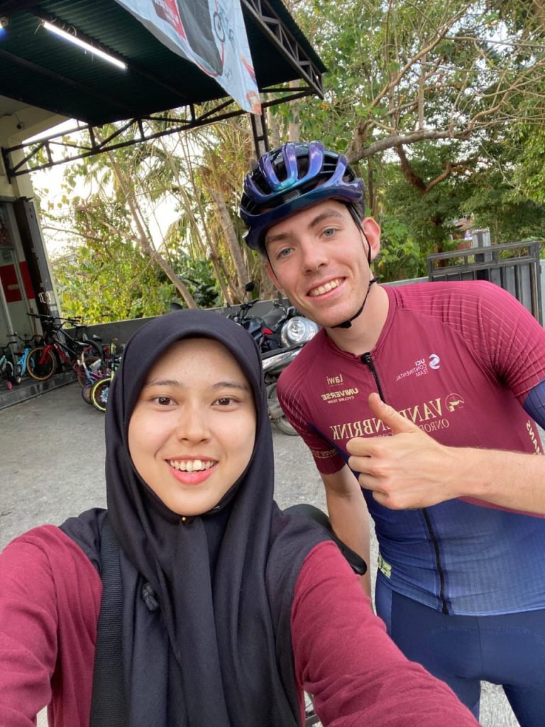 Arriving Alone in Kupang, Dutch Rider Immediately Begins Training Jip Steman, a racer for the Universe team from the Netherlands, along with LO officer Savitri Amaria, immediately started training upon arrival at El Tari Airport, Kupang, Saturday (6/9/2025).